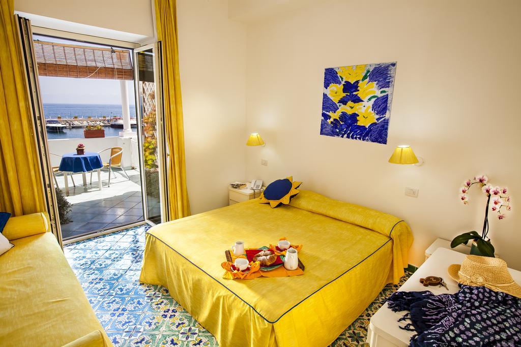 Hotel La Sirenella Lacco Ameno  المظهر الخارجي الصورة
